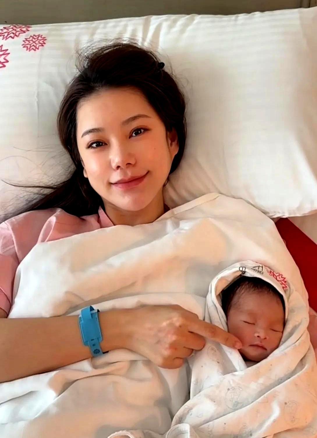 刚下产床，针都没拆，汪小菲老婆就把婴儿车推到镜头前：“我们家孩子，随便拍，想怎么