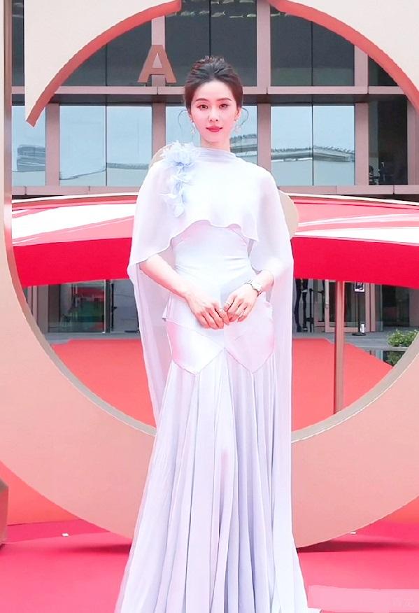 今天刘诗诗在出席活动的时候搭配了一身水蓝的服饰，看起来很有飘逸之美，像个迷人的仙