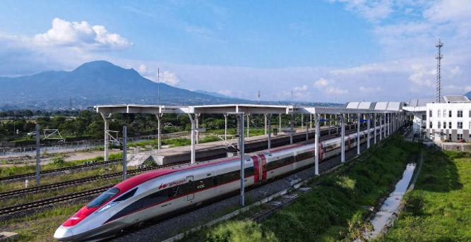 东南亚第一条高铁雅万高铁，自2023年开通就没离开过争议圈，到现在累计亏了3.5