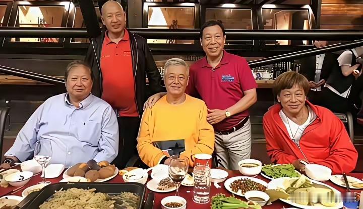 以前真不太清楚，原来本山大叔和梁小龙先生也是有交往的，由此不难发现，本山大叔的人