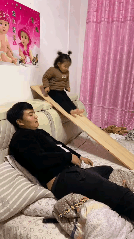 孩子爱跟爸爸玩是有原因的。