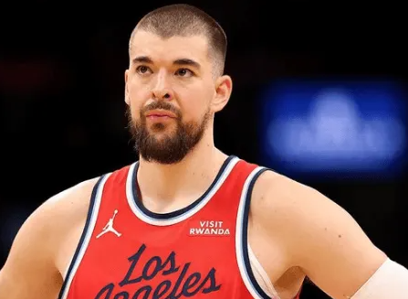 某知名ESPN记者在一档节目中谈到了祖巴茨的情况：洛杉矶快船队绝对不会交易伊维