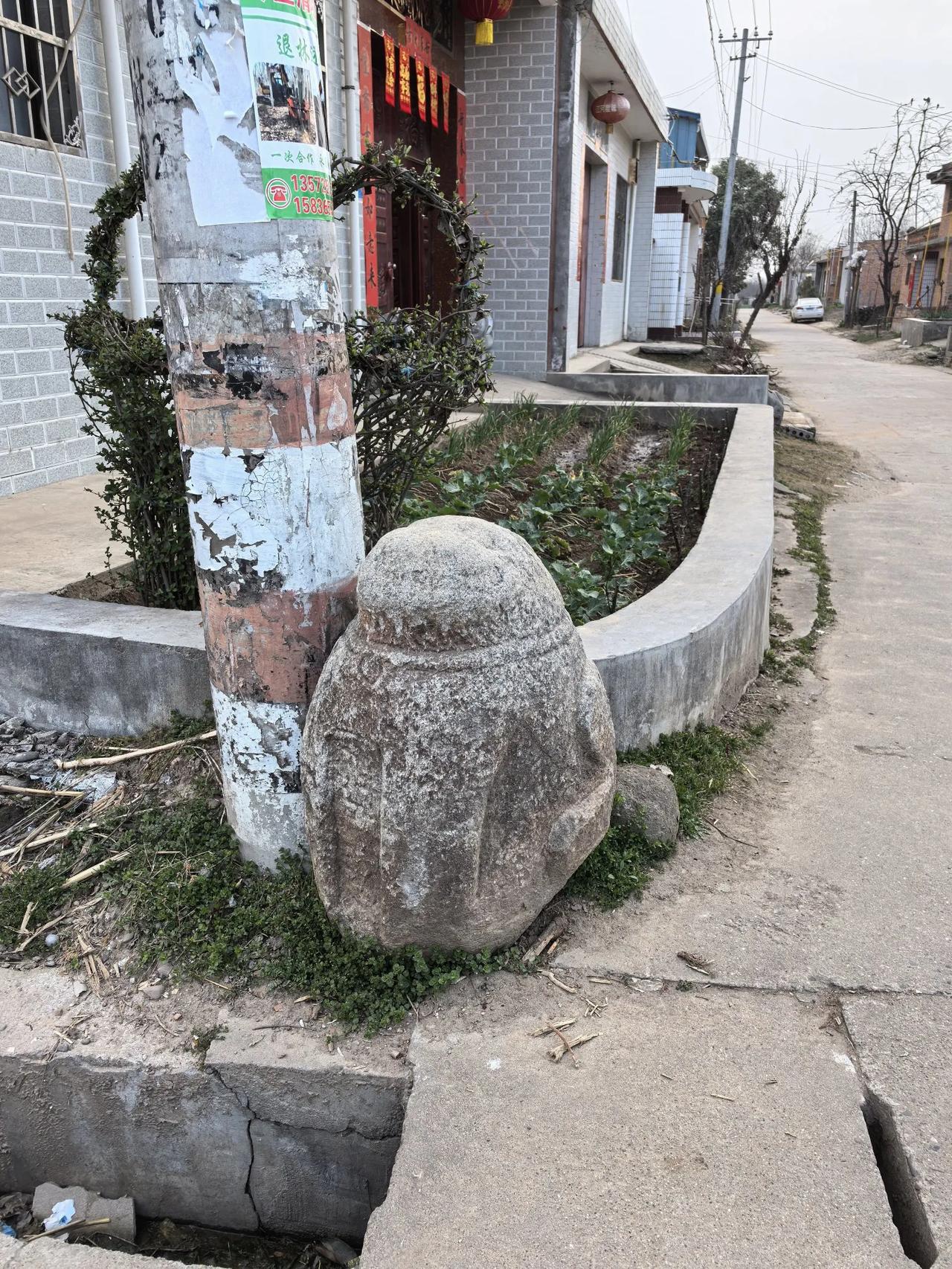 路过宝鸡这边一个不知名的村庄，无意间发现路边一处石雕挺有意思，感觉不太像狮子，好