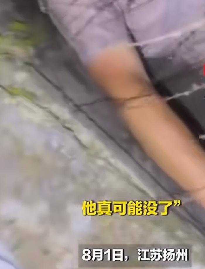 8月1日晚上，江苏扬州。黄先生为贴补家用，兼职跑众包。骑电动车送外卖途中，见一辆