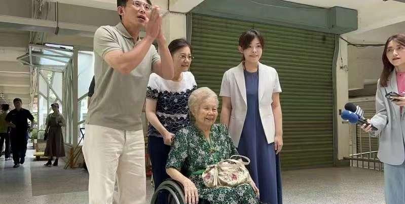 柯妈投票被问“帮柯文哲守护家乡”黄国昌缓颊：别挖洞给柯妈跳今天是全台大罢免投