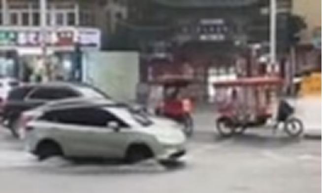 必须严罚！2025年7月2日，天津，一名12岁男孩暴雨中被网约车司机扔半路。父亲
