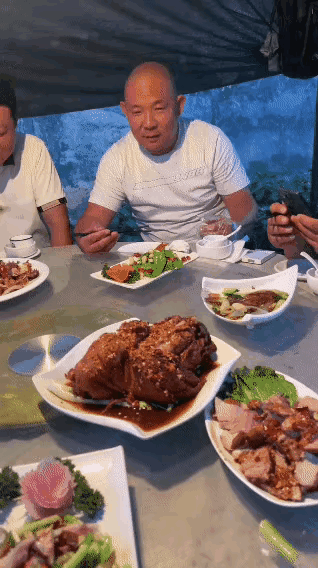 这哥们的胃口真是让人羡慕，现在一般人都吃不动肉了，尤其是在饭店吃饭的时候，吃肉的