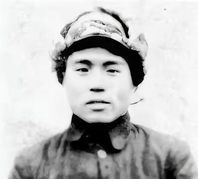 1950年，恩施军分区司令员王定烈乘车去剿匪，途中得知参谋在出发前打了电话，感觉