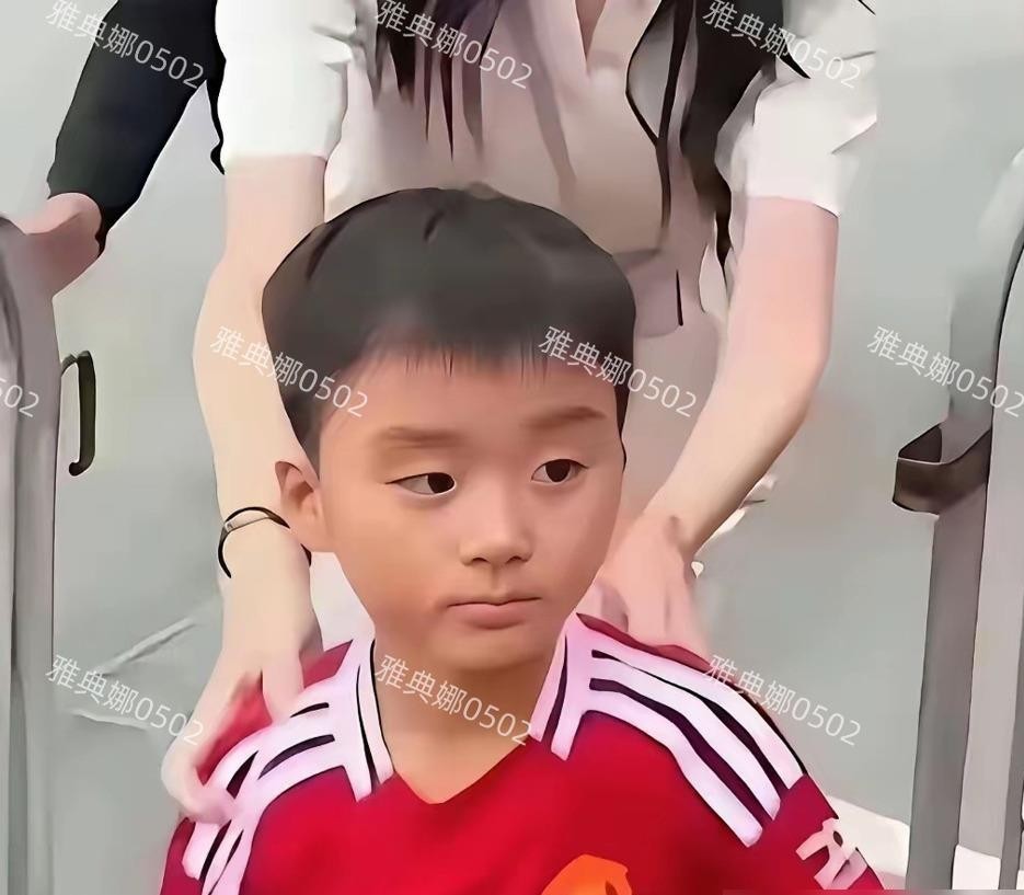 奚梦瑶砸重金改掉的骨相，到底还是被亲生儿子原封不动地还了回来。前些日子豪门长孙的正脸一曝光，不少网友