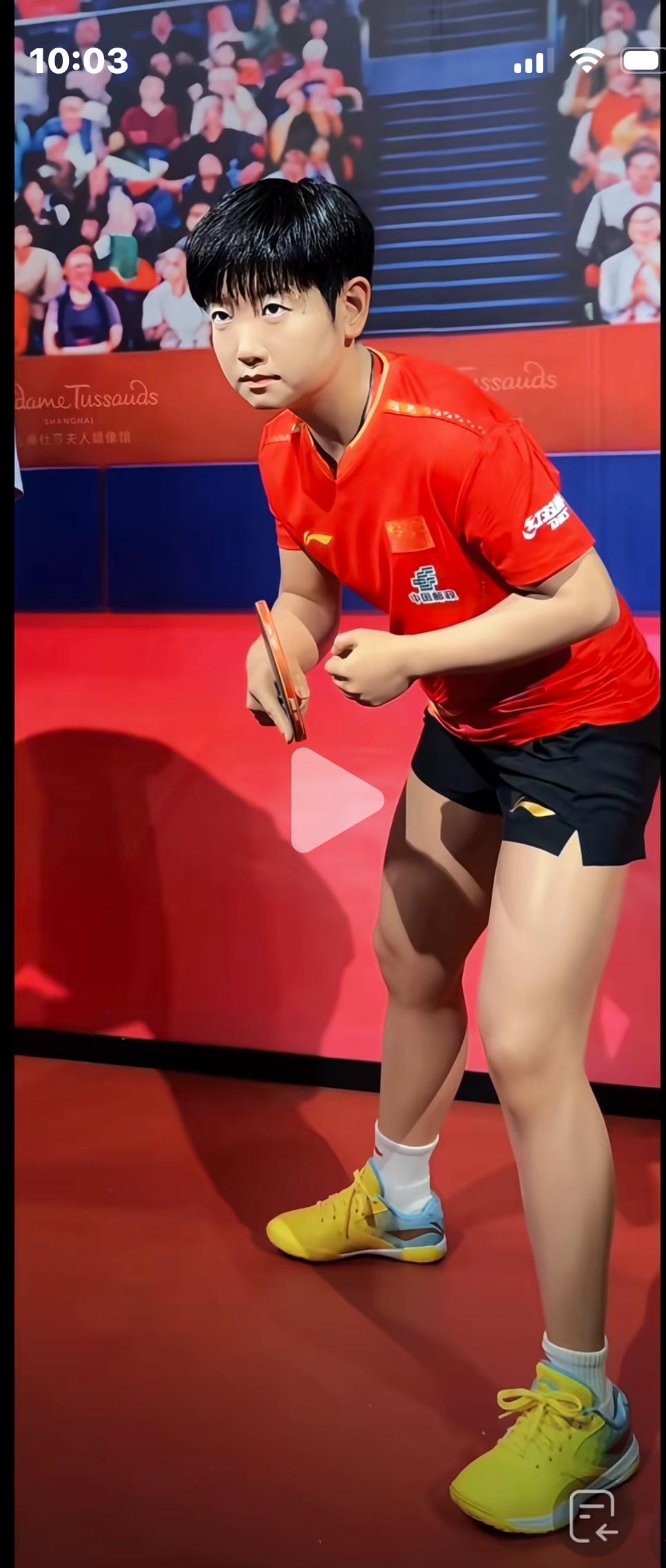 7月13日孙颖莎的蜡像造型正式亮相上海杜莎夫人亮相馆！莎莎的蜡像惟妙惟肖，栩栩