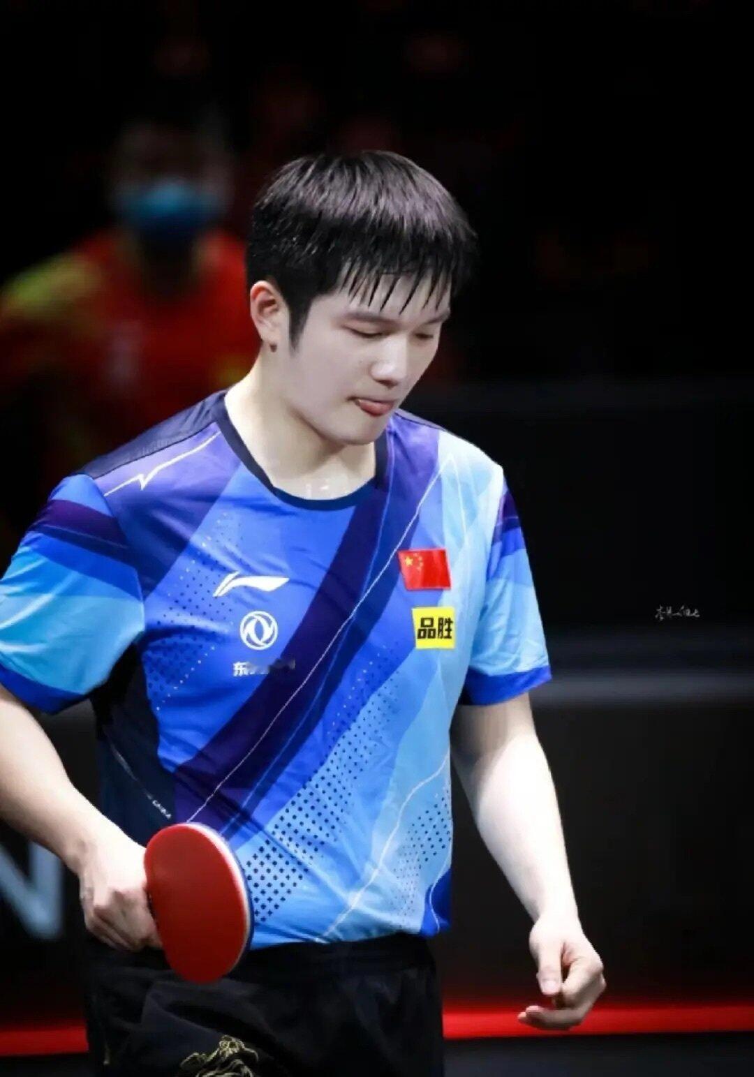 樊振东藏不住的小标志樊振东藏不住的专属小印记，莫过于那抹吐舌头的软萌！从奶乎乎小