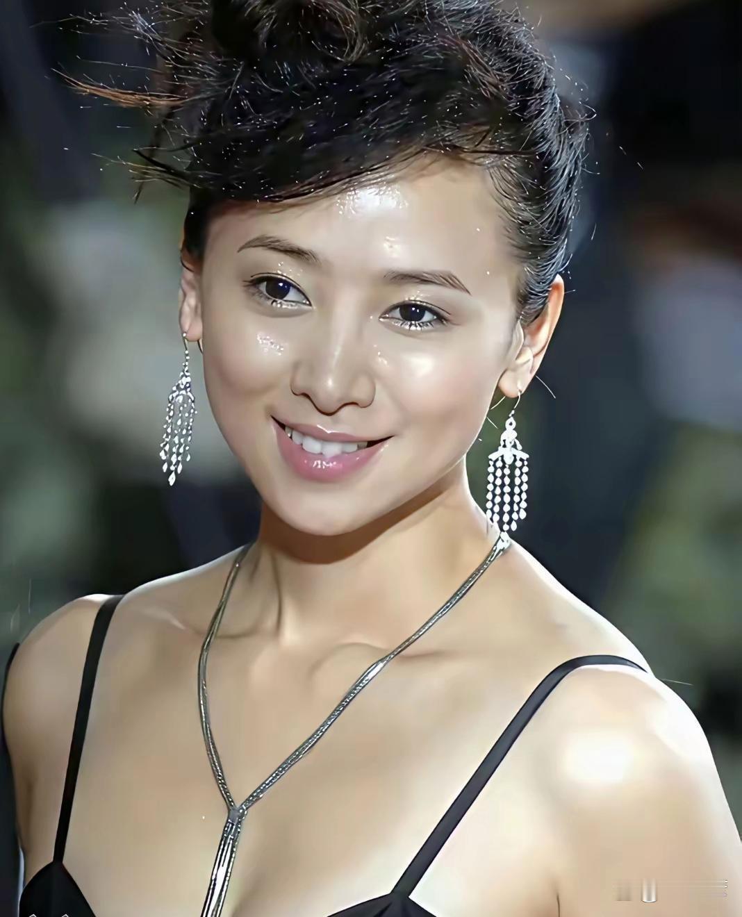 翁虹年轻时美得惊心动魄，眉眼间尽显绝色风华！