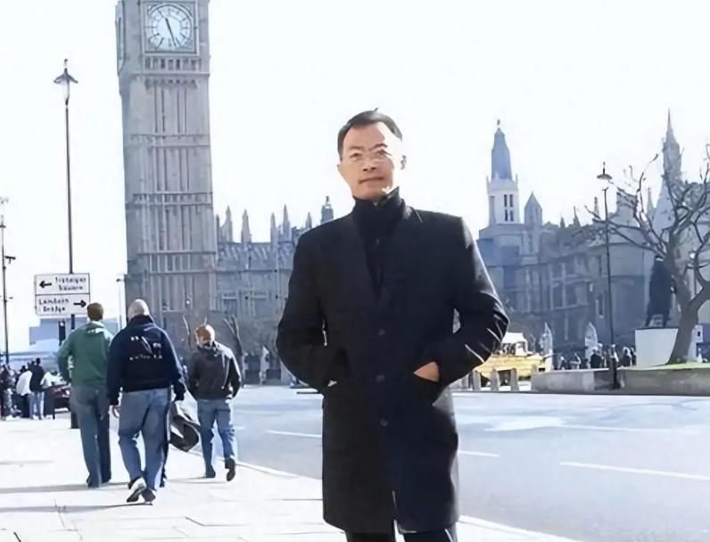 一个性焦的教授，2015年拍着胸脯说愿为美国战死，2022年人家安安稳稳退休了。