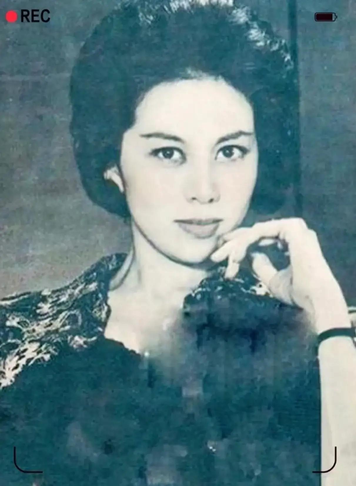 基因何其强大，关之琳的母亲年轻时也是个美人，父亲也是相貌堂堂，生了关之琳，