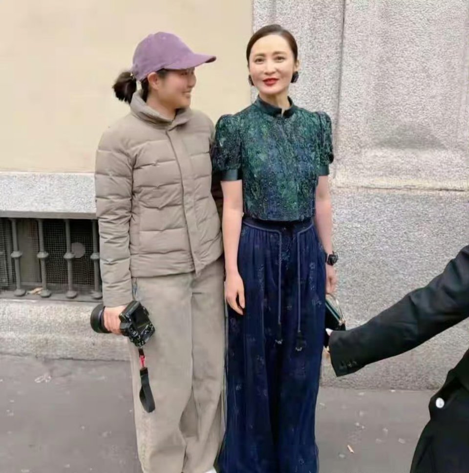 50岁蒋勤勤现身意大利，气质优雅，韵味十足，这状态绝了
