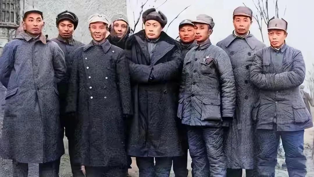 对比新四军和国民党高级将领各自的合影照，服装不整的新四军的气势真不一般，再看国民