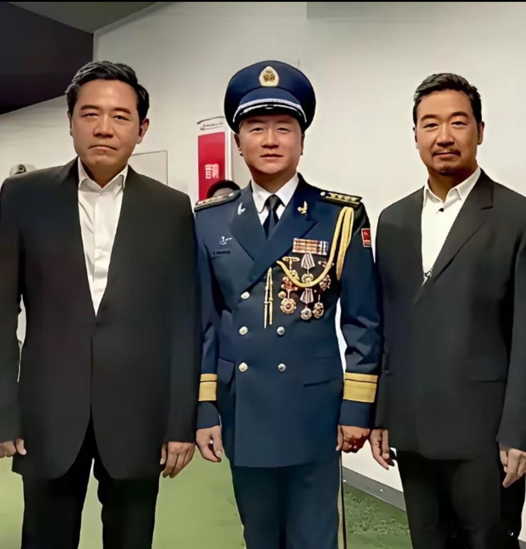 左边是老戏骨陈宝国，右边是张国立，中间的是谁？看他长相儒雅，英俊帅气，身穿蓝色制