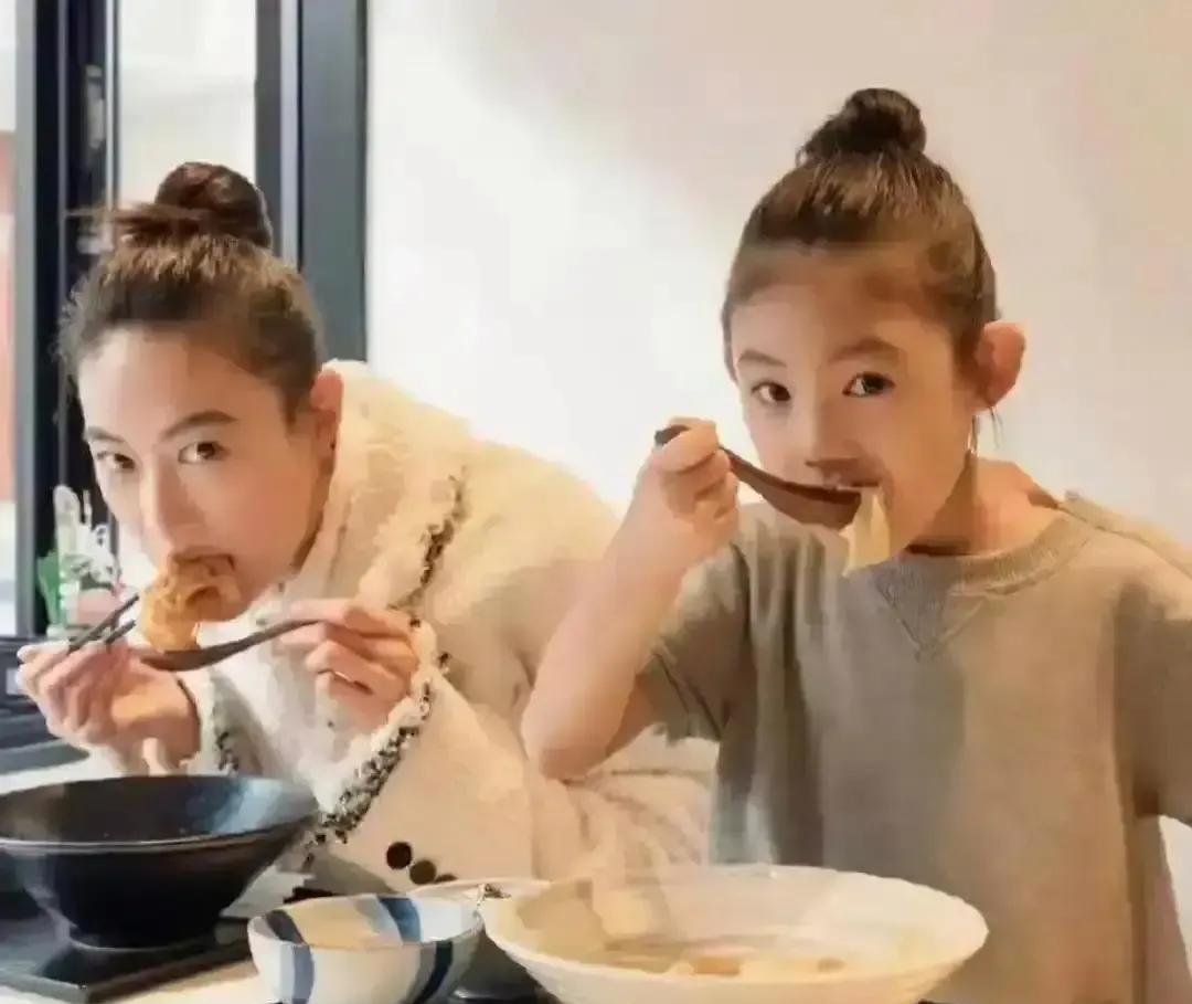 你敢信？当年把潮牌玩成街头符号的陈冠希，现在左手提购物袋，右手牵女儿逛伦敦——