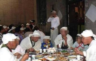 云南，母某甲为母亲办丧宴，采用自助餐形式，酒水自便。当晚，杨某来吃饭，与母某乙拼