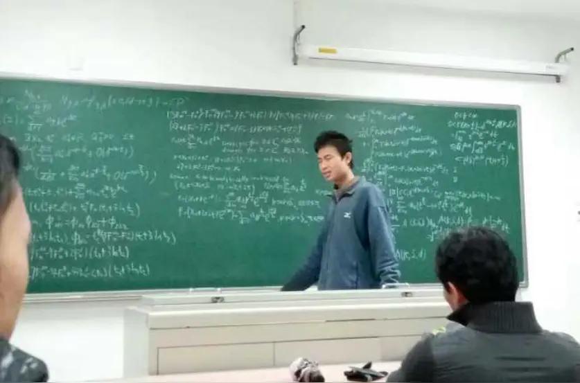 他“消失”了四个月，没有热搜，没有露面，江湖上几乎听不到“韦神”的消息。结果一出