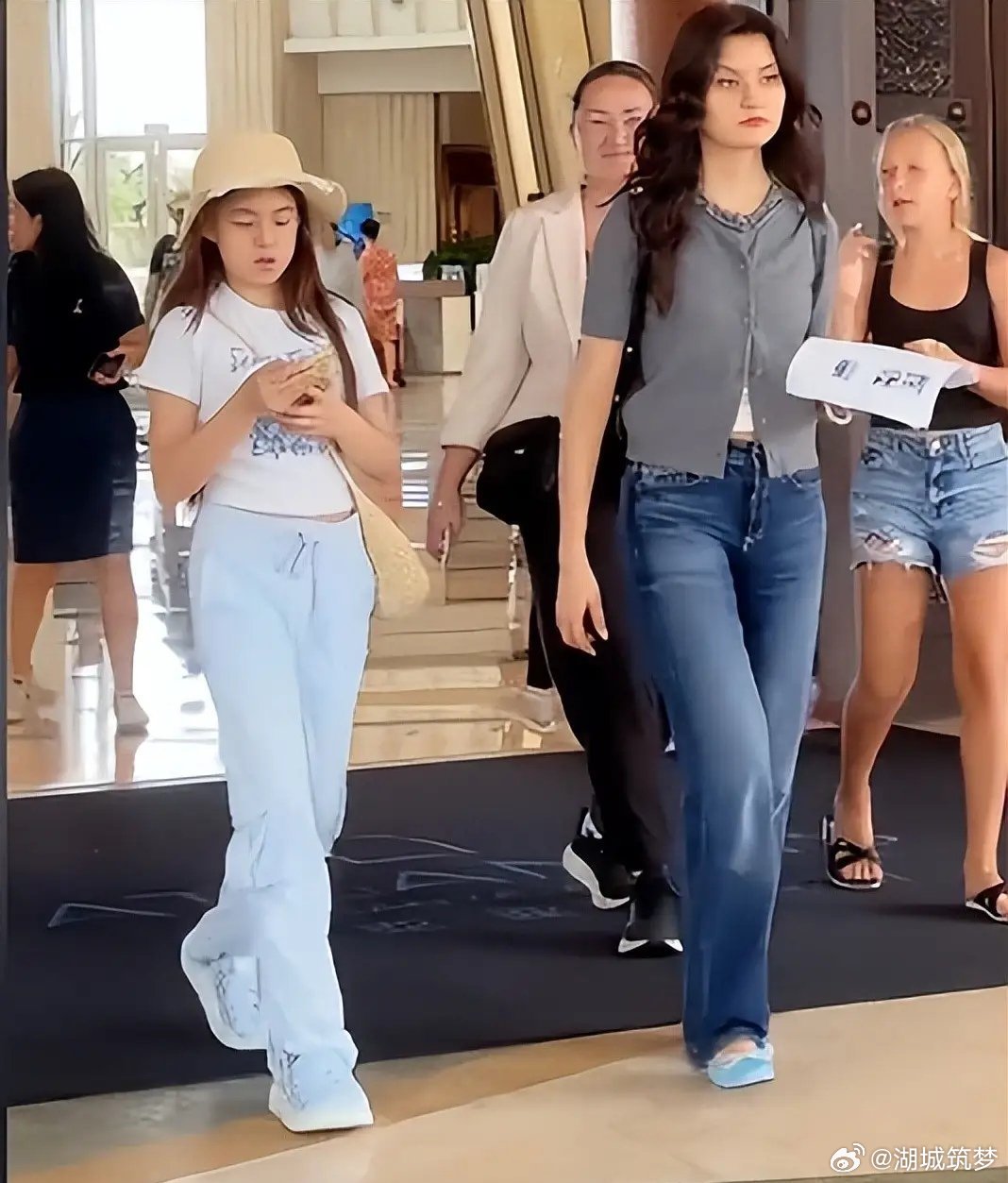 12岁小泡芙身高刘畊宏女儿小泡芙近照这12岁这么高的个头，在同龄当中应该都算高的