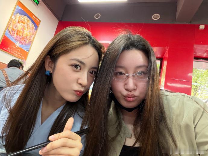 锤娜丽莎请沈月吃饭两位美女终于见面啦！沈月回复锤娜丽莎：“日子不日子的不知道我