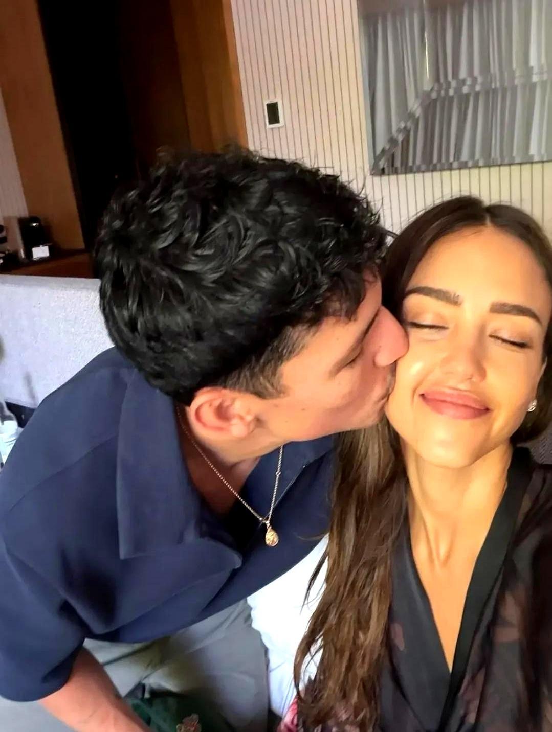 45岁杰西卡阿尔芭刚被传搭上新晋NFL球星，转头就被小12岁男友晒吻照打脸。