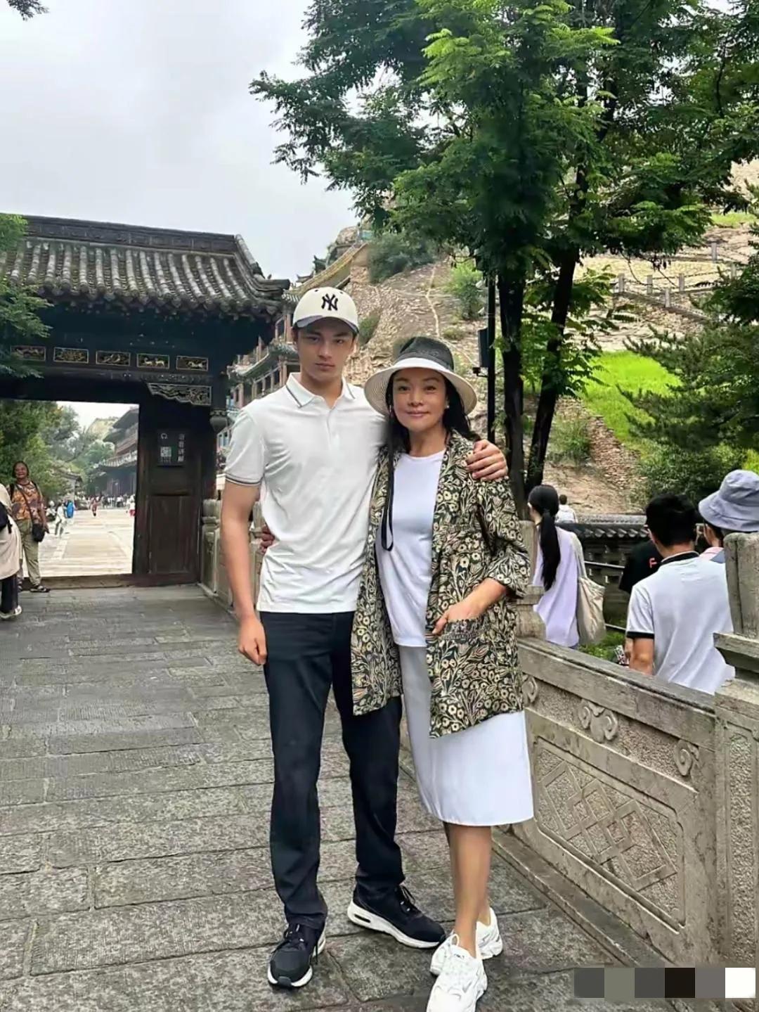 哇塞，史可的儿子真是身材挺拔，胖瘦合度，阳刚俊朗呀；史可也依然华美富丽，贞静娴雅