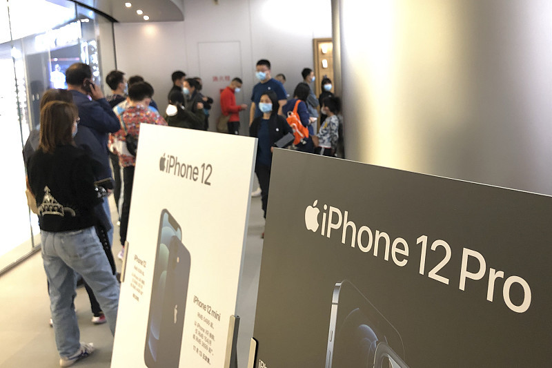 iPhone18ProMax首发这波真的给我看傻了。9月18日济南恒隆广场苹果直营店门口，市民王先生