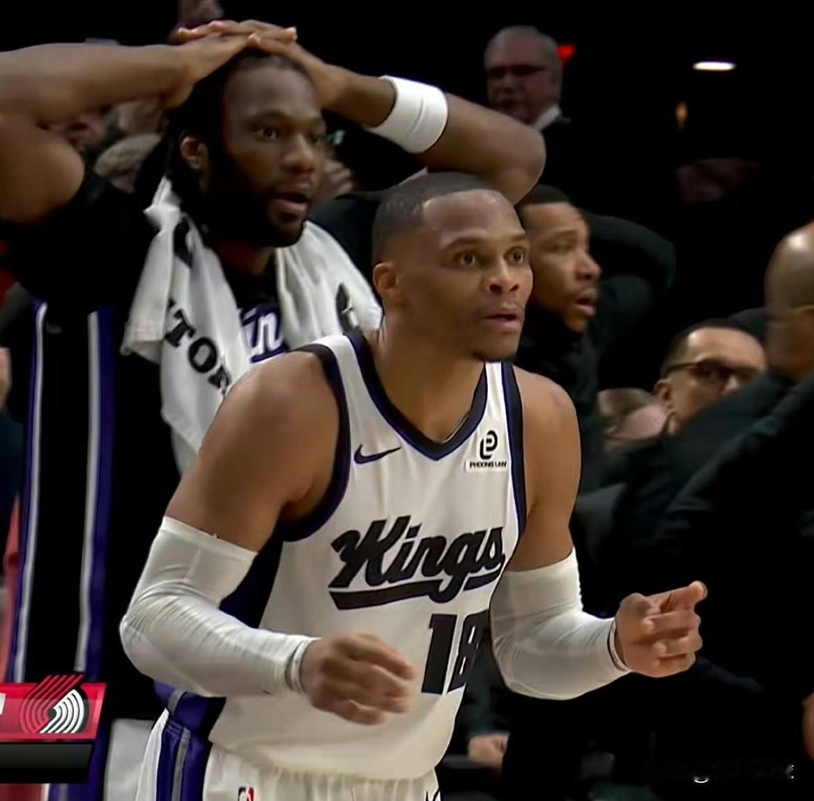 戏剧性！威少压哨犯规了！今天国王对阵开拓者的比赛，加时赛最后8.7秒，德罗赞