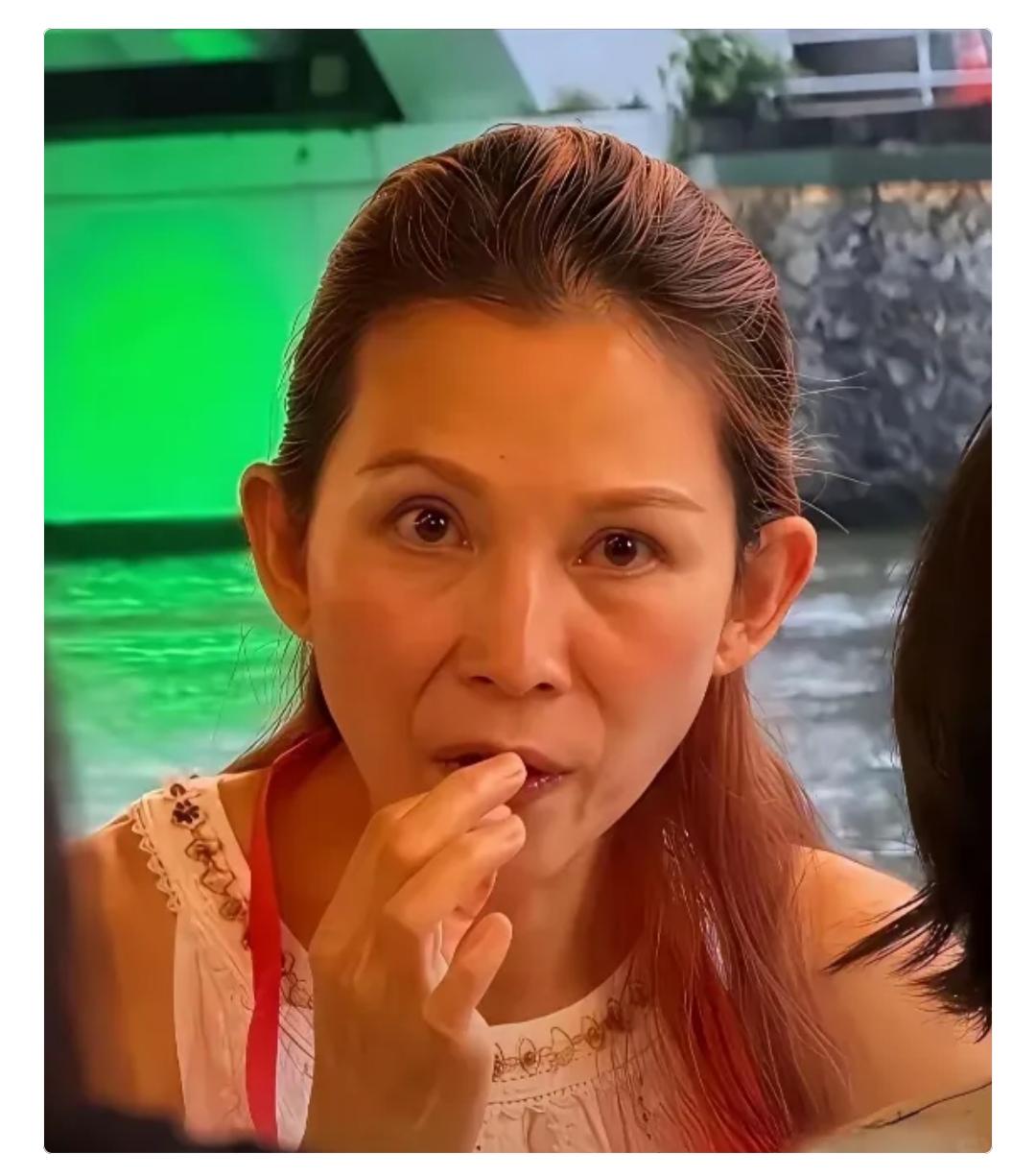 看了蔡少芬的原生图突然明白了几个道理，那就是，其实女人老了，都有一个共同点。