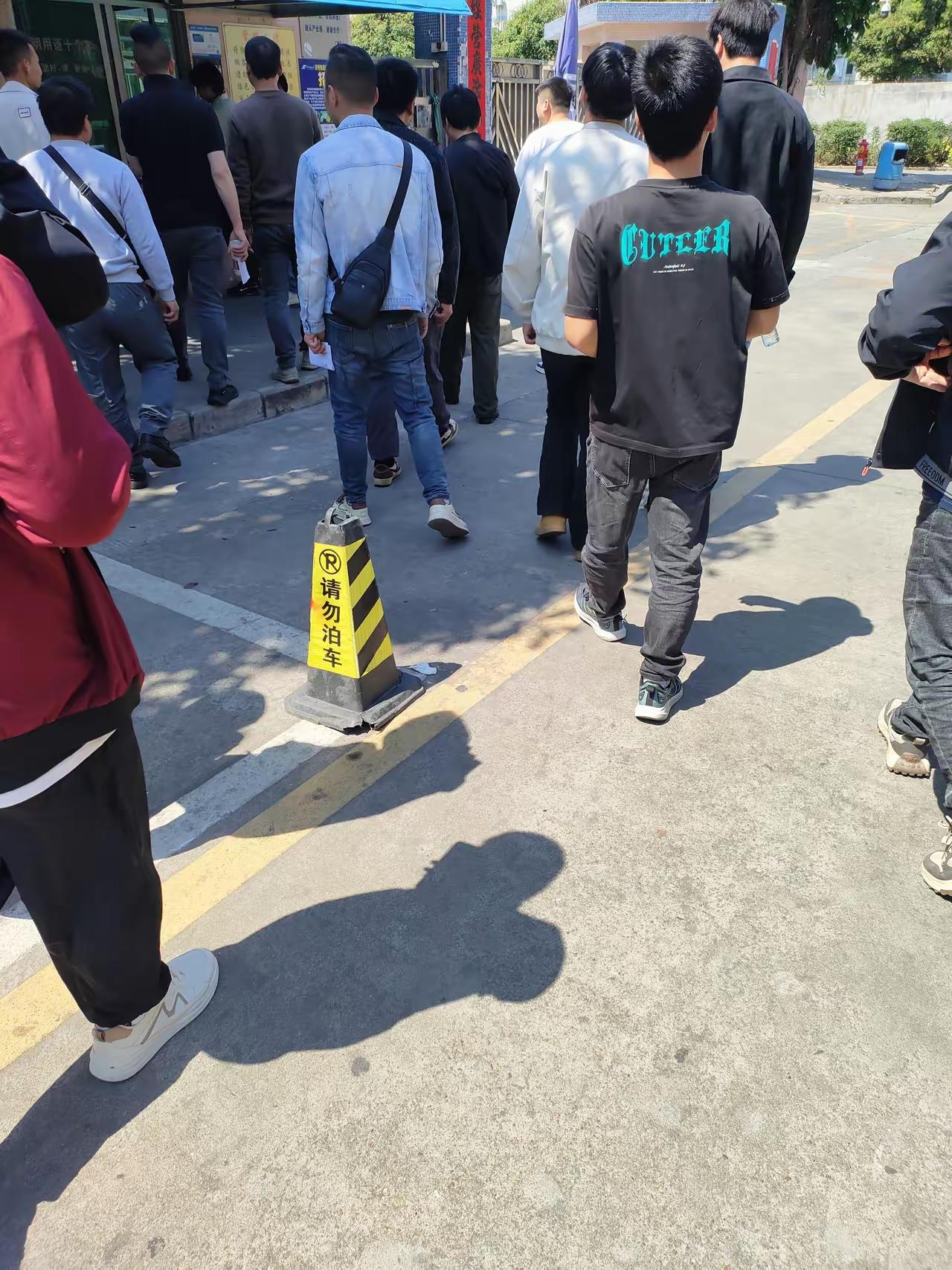 今天面试的时候发现我们招的普工里面竟然有一名大学本科生！而且是广西民族大学毕业！