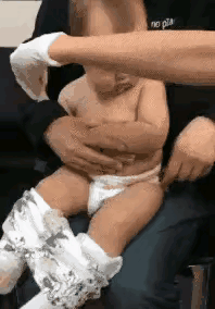 外国的“白衣天使”虽然镜头里没有露面，她们做到了让孩子尽量少紧张，少害怕，给孩子