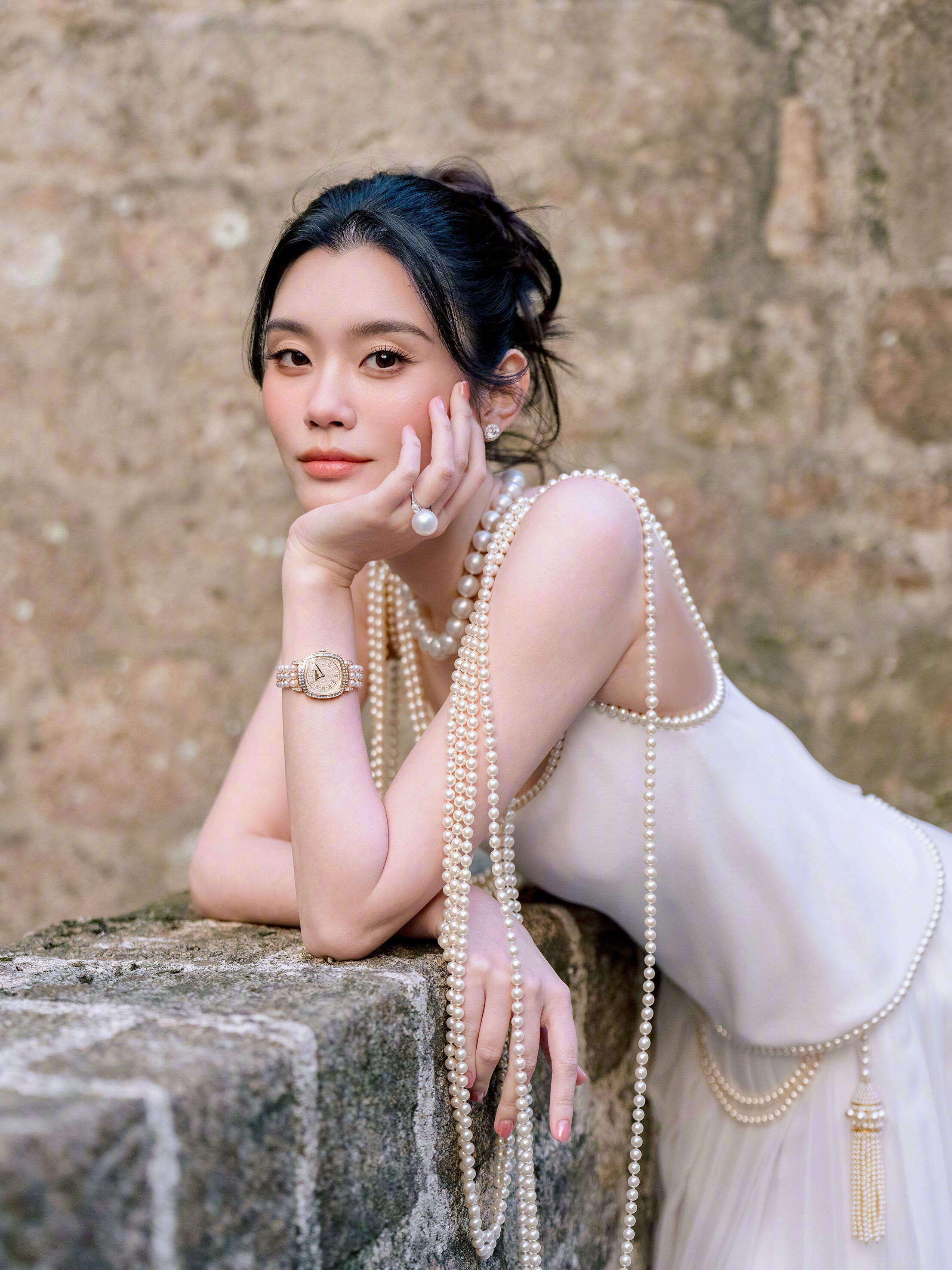 除了欢迎晚宴的Dior礼服裙和订制的Dior高订婚纱外，奚梦瑶婚礼的第三套造型来