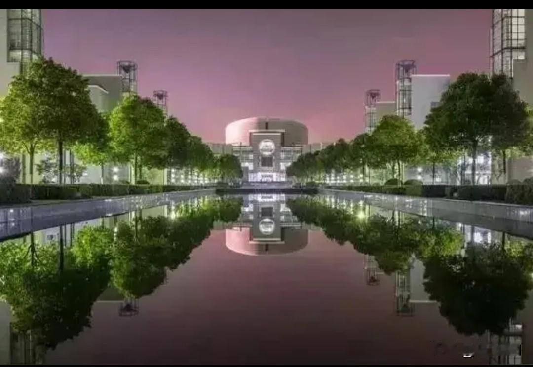 据听说这才是一所好大学，一天中午学校的校长去食堂吃饭，他去的最晚，别人都吃完了