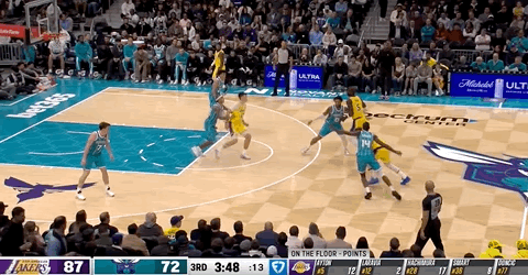 太稀罕了！东契奇竟然扣篮了！第三节3分48秒，东契奇借助艾顿的挡拆延误加速突