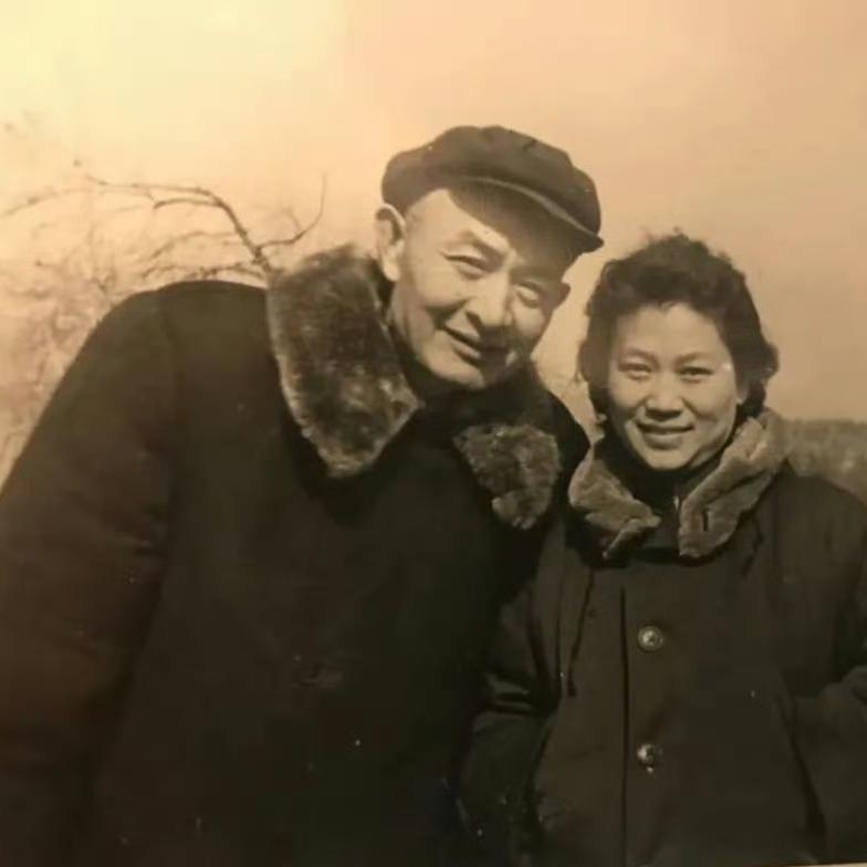陈昌浩晚年，一张罕见的留影，这张照片拍摄于1965年冬季，地点在北京颐和园，男士