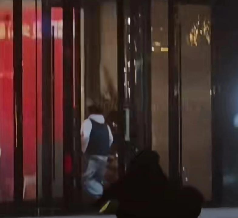 王楚钦昨晚与山东魏桥俱乐部队友和工作人员一起聚餐后回酒店。大家都是第一天赶到南京