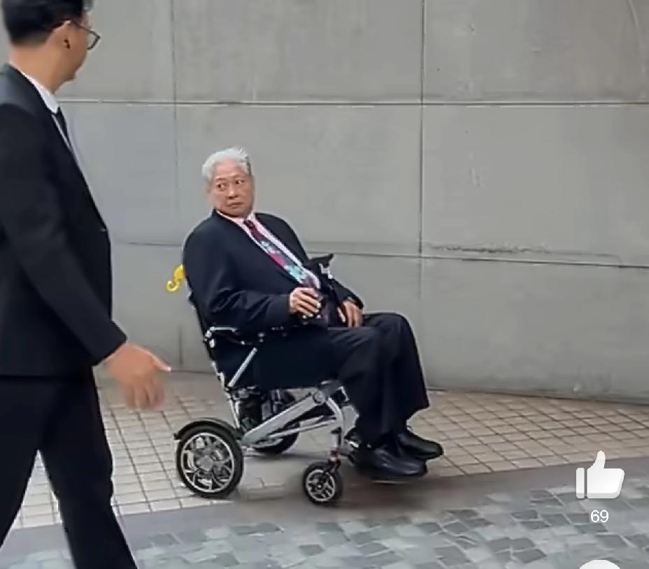 洪金宝瘦了太多了啊4月20日傍晚，网上曝出一段视频，洪金宝坐着轮椅出席活动，