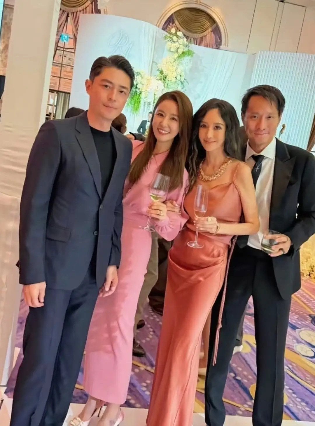 林心如夫妇冬至和好友聚餐，两口子素颜像30岁，霍建华微醺喝红脸！