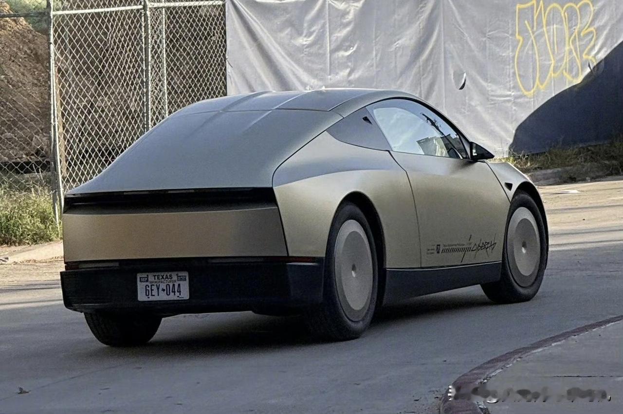 网约车和出租车这个行业或许要消失了。一年前特斯拉的无人驾驶PPT即将量产。C