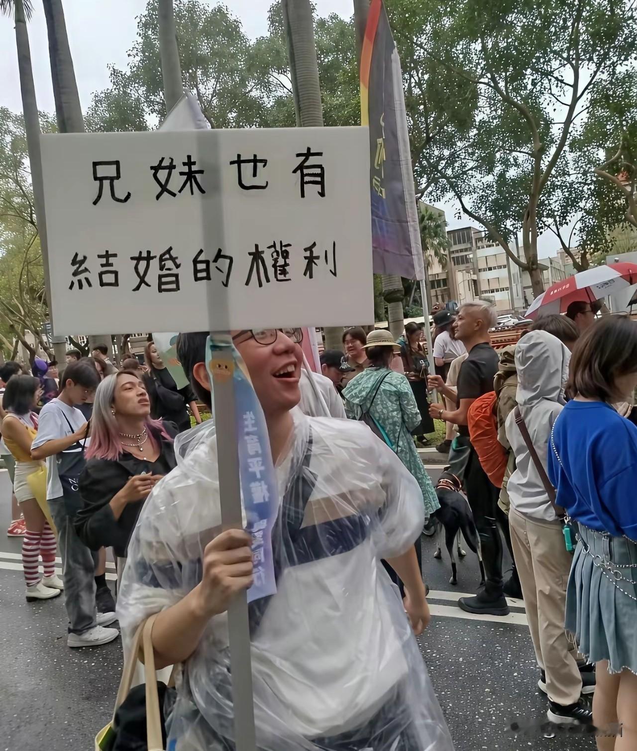 看看这张图片当前台湾年轻人竟然喊出这样的口号，肯定是被日本的文化毒害的不浅。