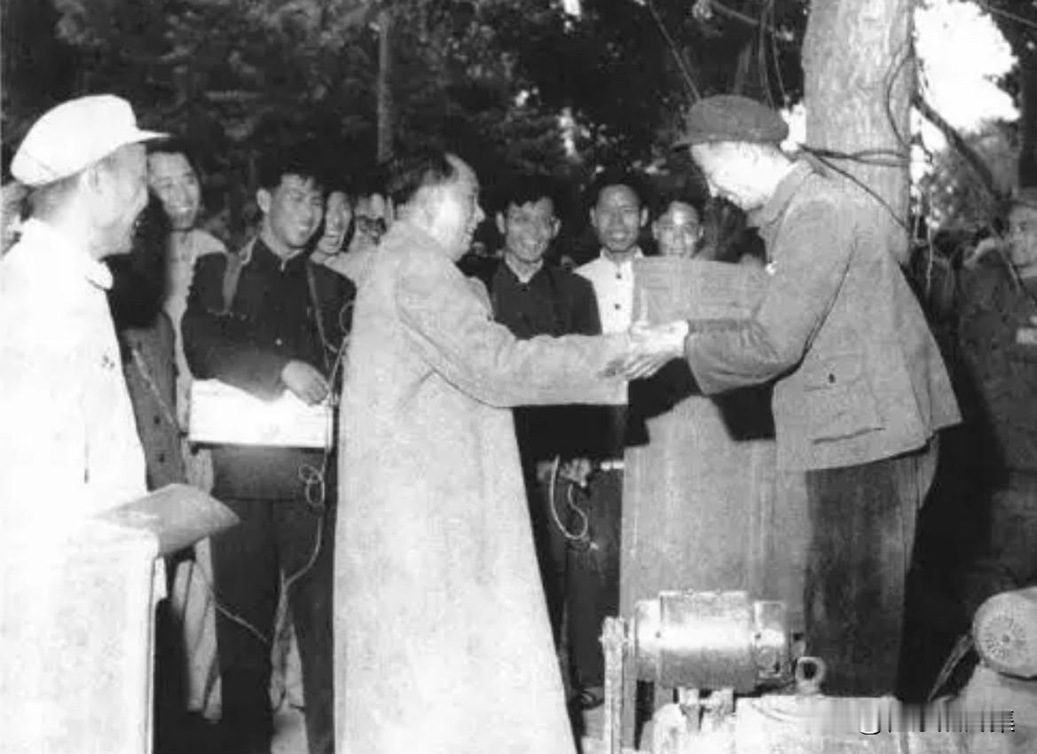 1960年5月4日下午，毛泽东与宋学林握手的老照片。宋学林向毛主席汇报，他们白手