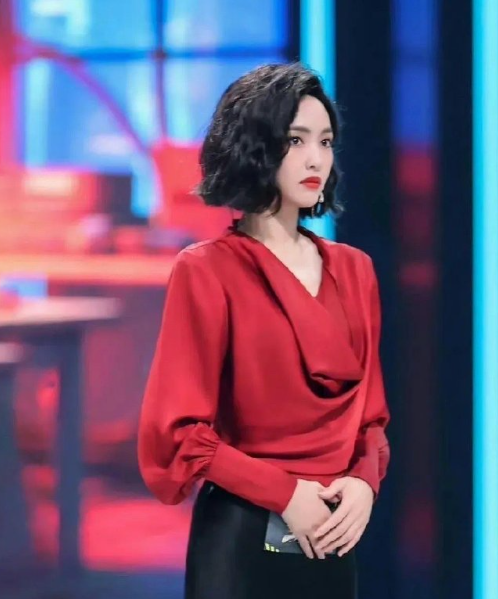 唐嫣向我们证明了，原来大嫂不是靠发型，而是靠气质和演技。​​​