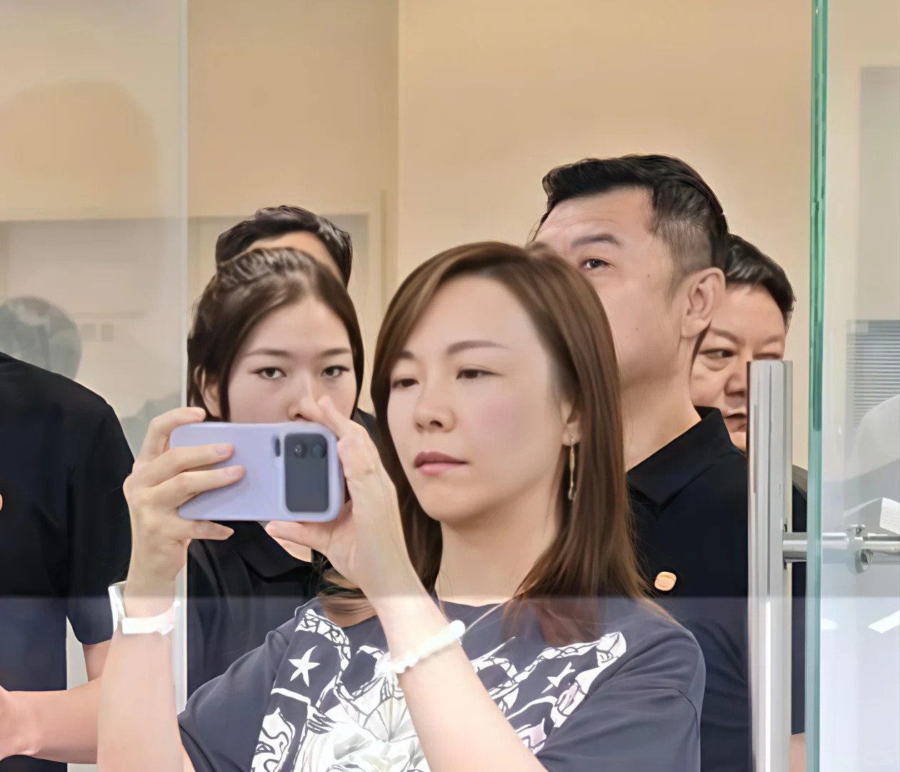 许婶手里拿的这是小米16吗，大家觉得这个设计如何[doge]​​​