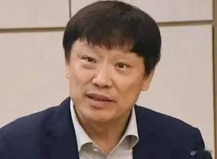 胡锡进8月3日凌晨发文，驳斥网友们称陈璇采访姿势“卑躬屈膝”的说法，并称“觉得有
