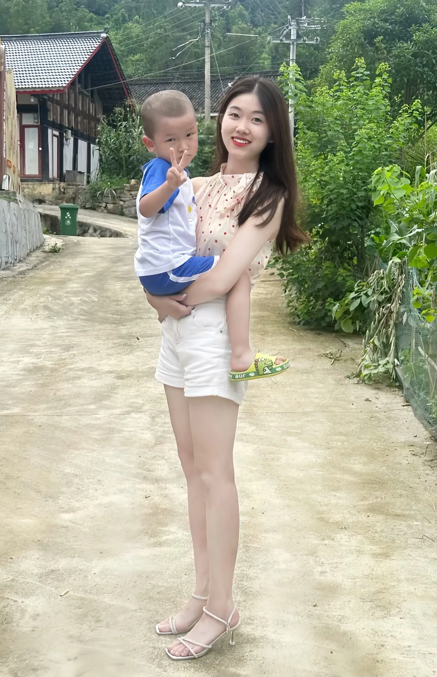 小姨给你的不多 除了不能给你带个小姨夫回来爱你 但足够把你的小肚肚喂饱...