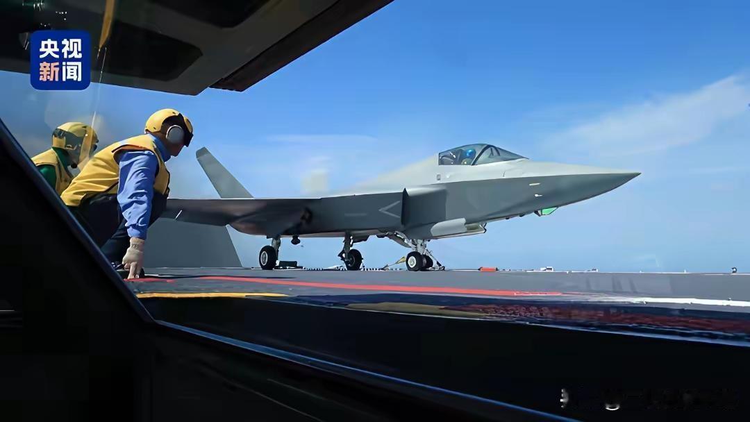 雨天和晴天弹射起飞的歼35，简直太帅了。有人质疑雨中起飞的歼35是P的，只有敢