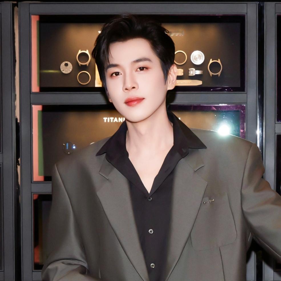 演员张若昀苦笑着说：“我小时候就没怎么见过我爸妈，他们很早就离婚了，爸爸忙工作，