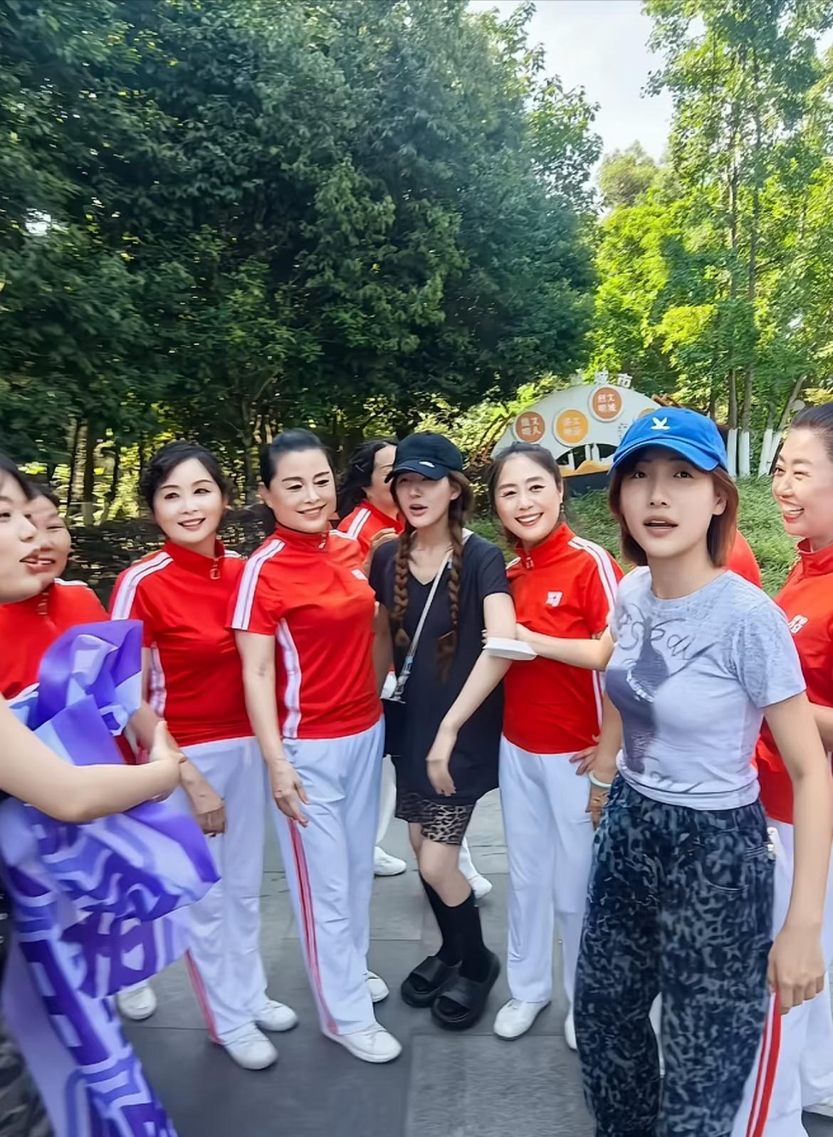 赵露思回到老家，碰到孃孃们在跳广场舞，拉着露思要一起合影，露思开始有些不好